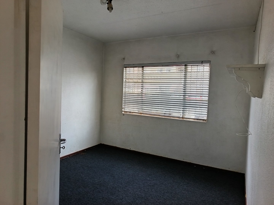 To Let 2 Bedroom Property for Rent in Kannoniers Park North West